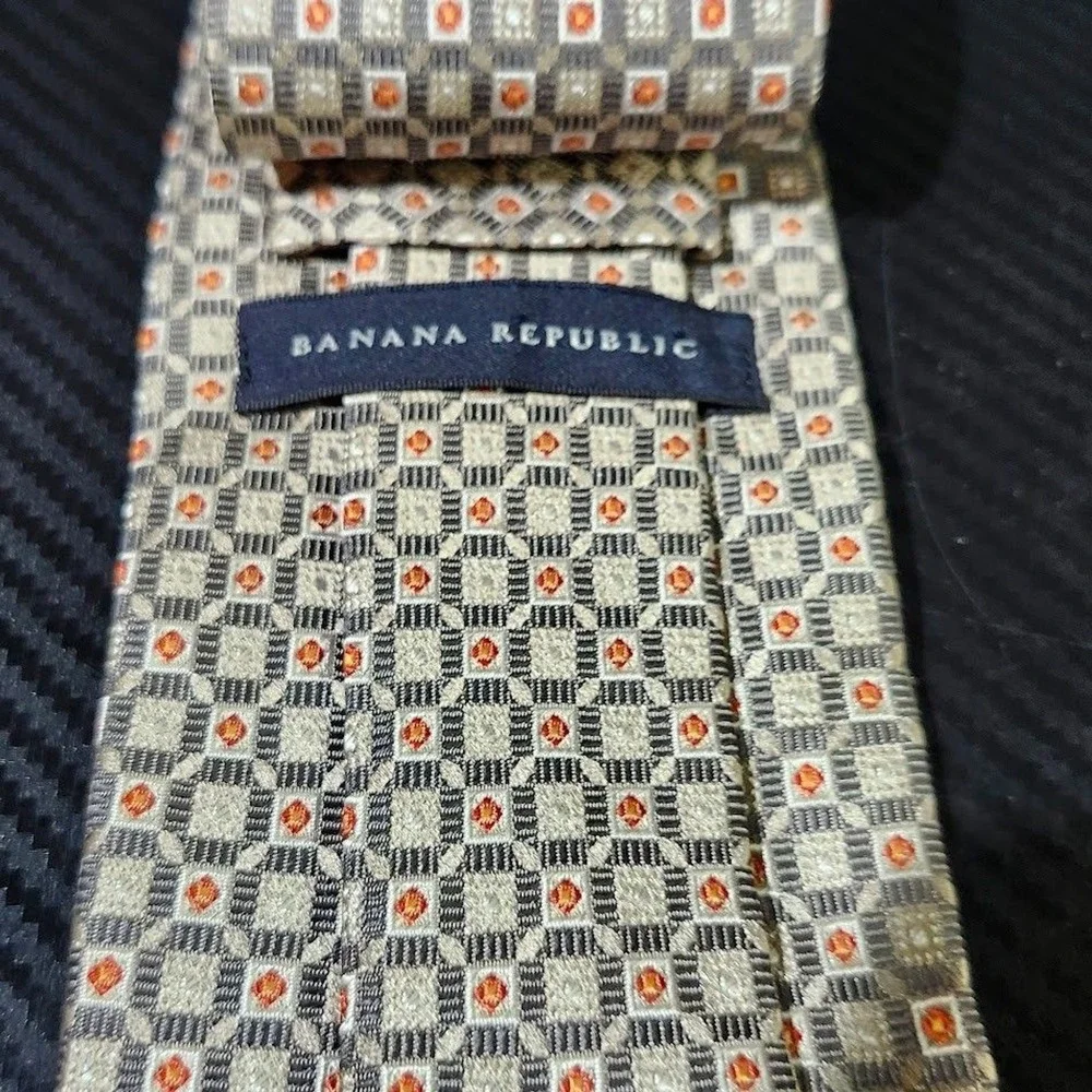 Banana Republic Gray/Orange Micro Geometric Pattern 100% Silk Tie Made in Turkey